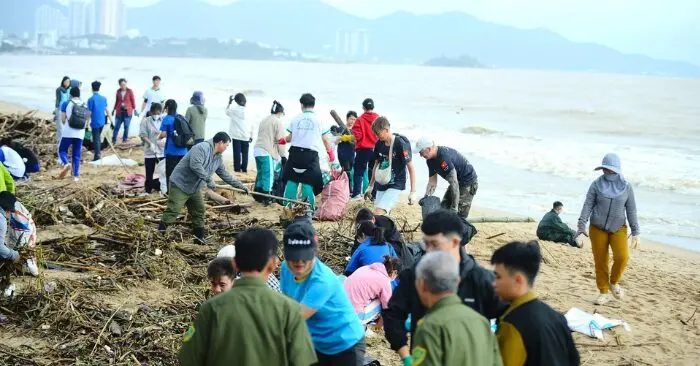 dọn bãi biển Nha Trang