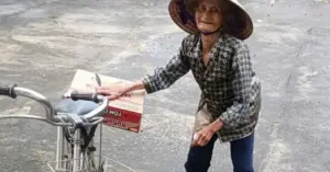 cụ ông bán vé số
