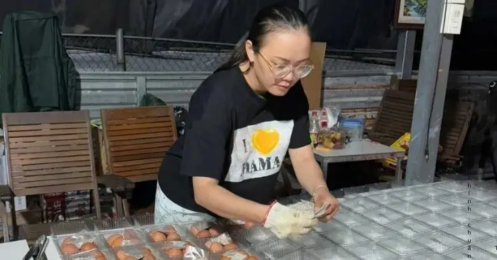 Luộc 25.000 quả trứng