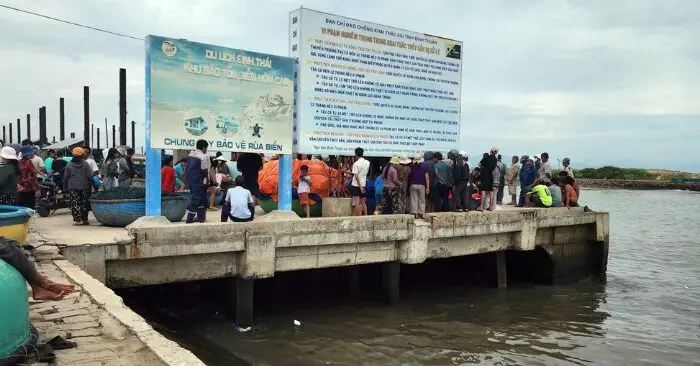 lật thuyền thúng
