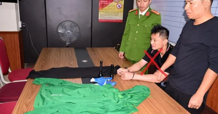 phá kính ô tô trộm tài sản