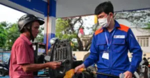 Giá xăng dầu giảm mạnh.
