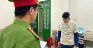 Người cha ôm hai con nhỏ nhảy cầu ở Quảng Ngãi.