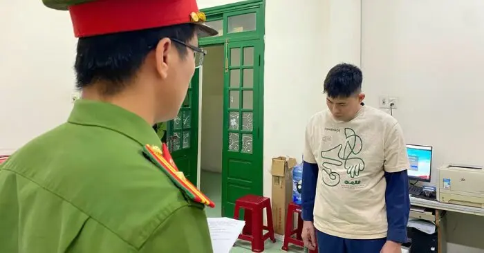 Người cha ôm hai con nhỏ nhảy cầu ở Quảng Ngãi.