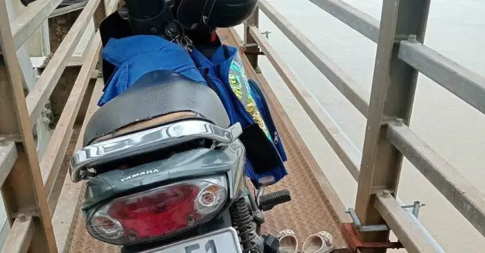 Người cha ôm hai con nhỏ nhảy cầu ở Quảng Ngãi.