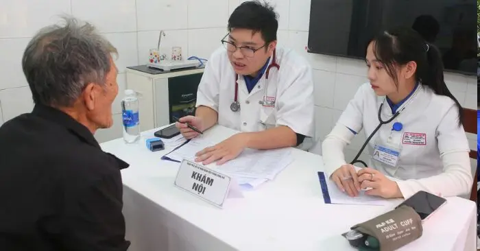 thầy thuốc trẻ