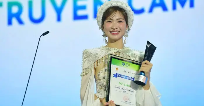 Hòa Minzy xúc động