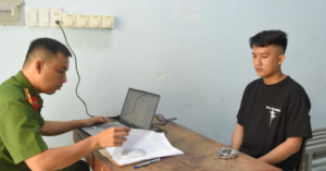 cướp dây chuyền ở tiệm vàng