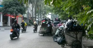 xe rác lấn chiếm lòng đường
