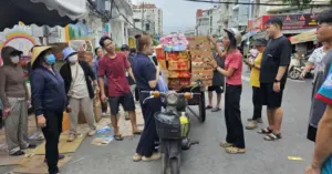 người phụ nữ bán rau chở hàng cứu trợ