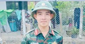 bộ đội tìm thấy tiền vàng sau lũ