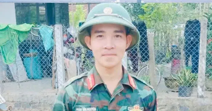 bộ đội tìm thấy tiền vàng sau lũ