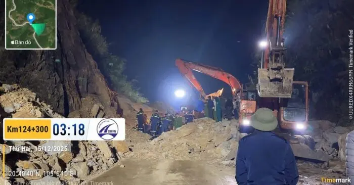 Sạt lở Quốc lộ 6 tại Phú Thọ