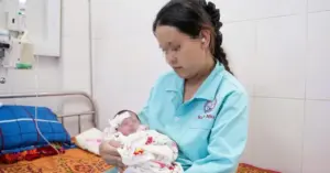 bé gái sơ sinh