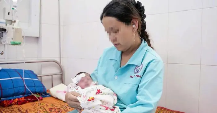 bé gái sơ sinh