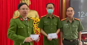 đối tượng dùng kéo đâm Đại úy công an