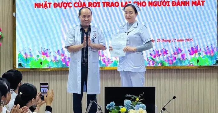 điều dưỡng nhặt được 100 triệu đồng