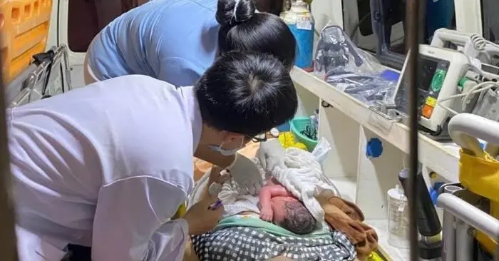 Cô gái 19 tuổi sinh rớt tại nhà