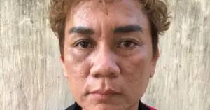 người đàn ông lái ô tô