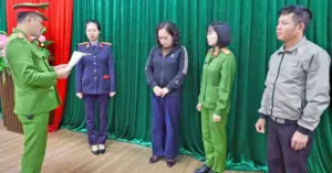 Khởi tố 2 nữ cán bộ thuế