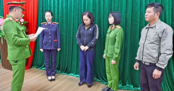 Khởi tố 2 nữ cán bộ thuế