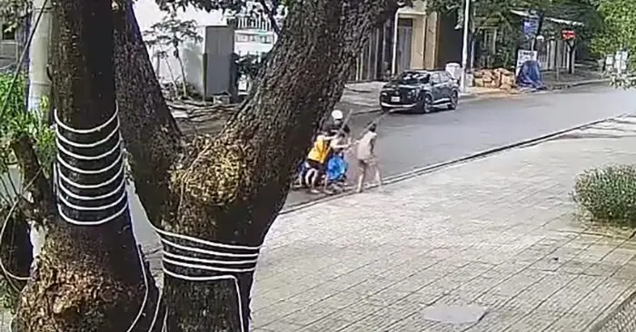 người đàn ông chặn đường hành hung 3 bé trai
