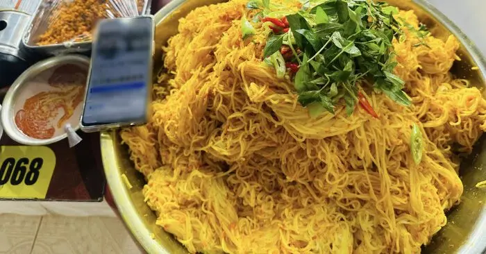 Bún lòng xào nghệ