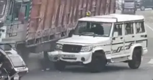 xe tải lật đè ô tô ở Ấn Độ
