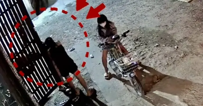 trộm bông tai vàng bé gái 5 tuổi