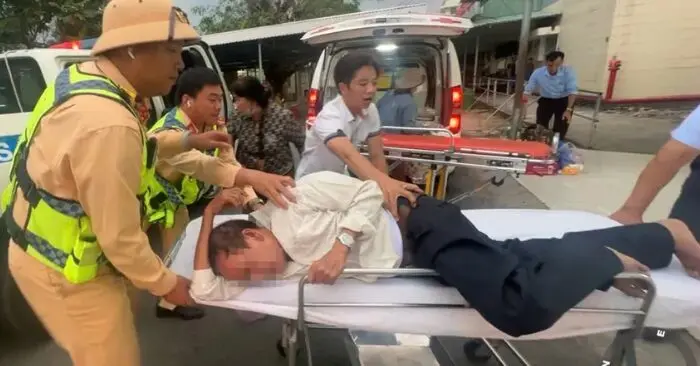 CSGT mở đường cứu hành khách ngưng thở