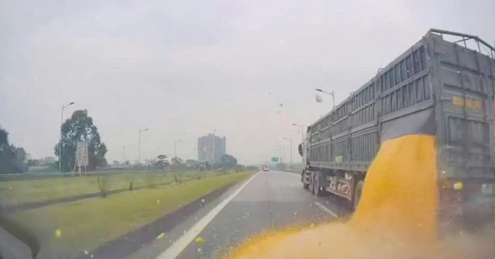 Thái Nguyên: Xử lý tài xế làm rơi vãi hàng hoá trên đường cao tốc