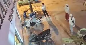 3 phụ nữ cắt tiền rải gạo muối ở Ninh Bình
