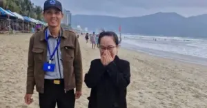 nhân viên bãi biển Đà Nẵng tìm nhẫn vàng
