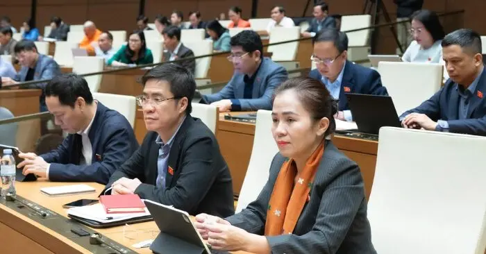 Đầu tư cho giáo dục và y tế.
