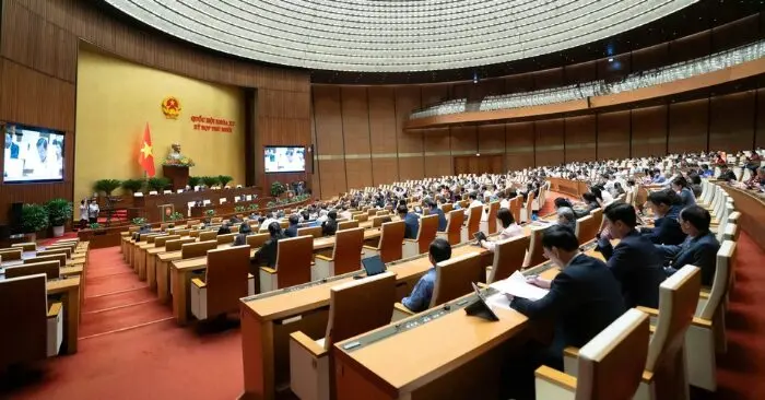 Đầu tư cho giáo dục và y tế.