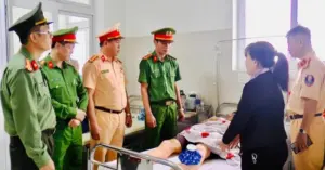 Nam thanh niên chống lệnh lao xe vào tổ công tác.