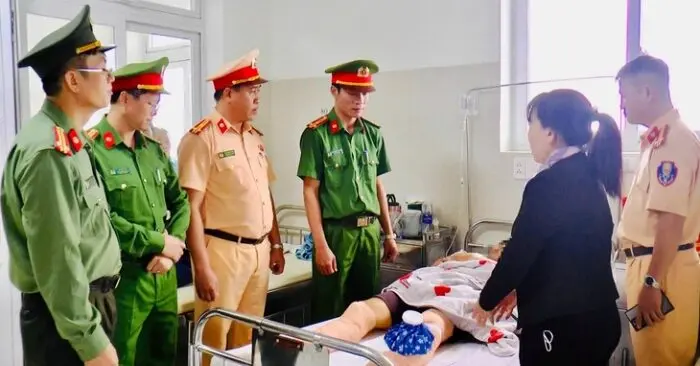 Nam thanh niên chống lệnh lao xe vào tổ công tác.