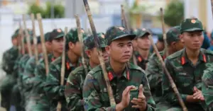 Bộ đội xây nhà giúp người dân vùng lũ