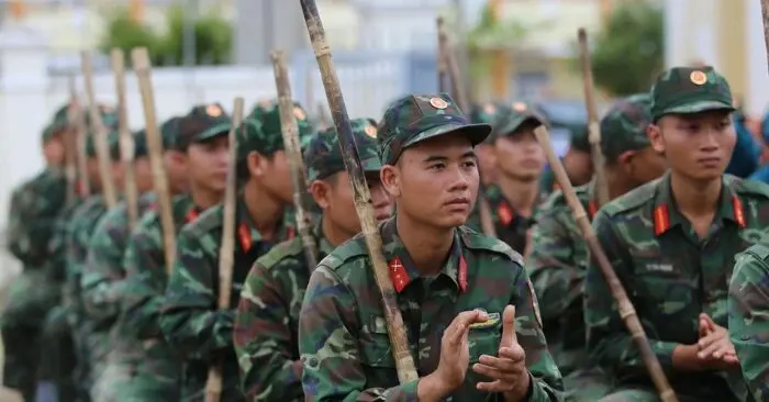 Bộ đội xây nhà giúp người dân vùng lũ
