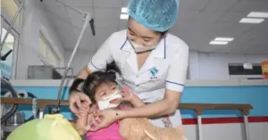 bé gái bị bỏ rơi