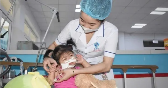 bé gái bị bỏ rơi
