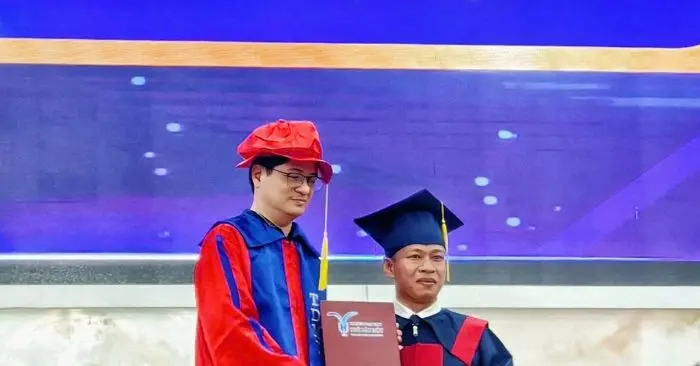 người đàn ông làm phụ hồ chạy xe ôm vào đại học.