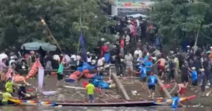 lễ hội đua ghe náo loạn
