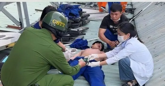 cảnh sát cứu công nhân bị điện giật
