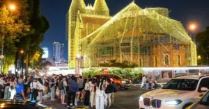 check-in Giáng sinh dưới lòng đường