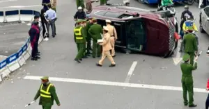 ô tô Santa Fe lật nghiêng