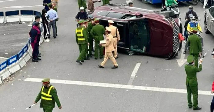 ô tô Santa Fe lật nghiêng