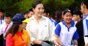 Hoa hậu Kiều Duy dọn rác Côn Đảo