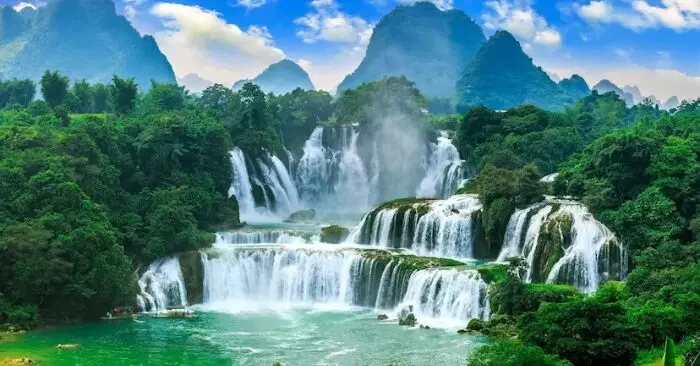quảng trường mốc giới thác Bản Giốc
