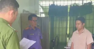 chiếm đoạt tiền cứu trợ